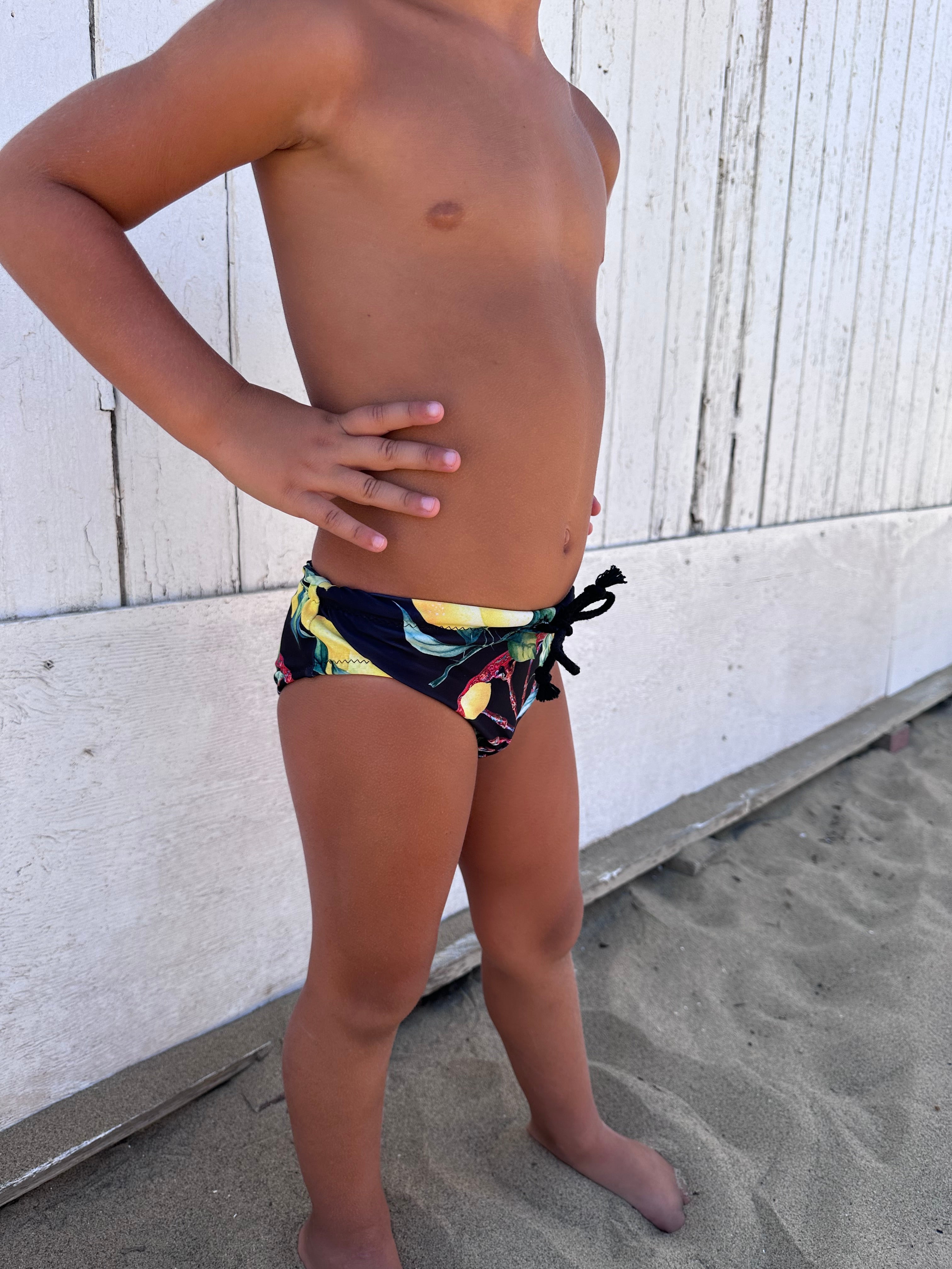 Sicilian-print swim trunks for boys - wheel and lemons
